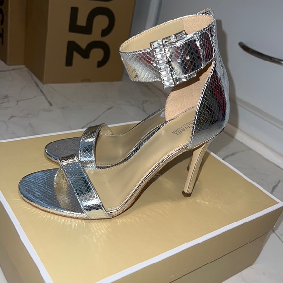 michael kors giselle sandals - Picture 3 of 6